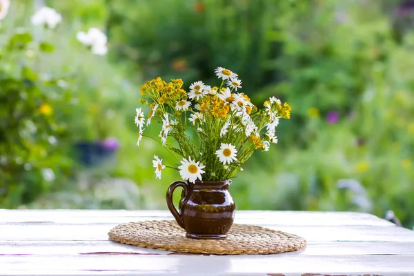 Beautiful Bouquet Wildflowers Background Summer Garden Flowers Ceramic Vase Wicker — Stock Photo, Image