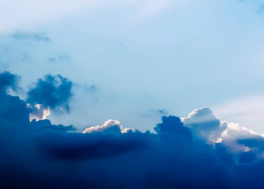 Sıcak ve güneşli bir yaz gününde mavi gökyüzünde beyaz bulutlar.