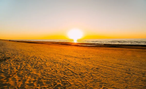Bałtyk Zachodzie Słońca Piaszczysta Plaża Ciepłym Złotym Wieczornym Świetle — Zdjęcie stockowe