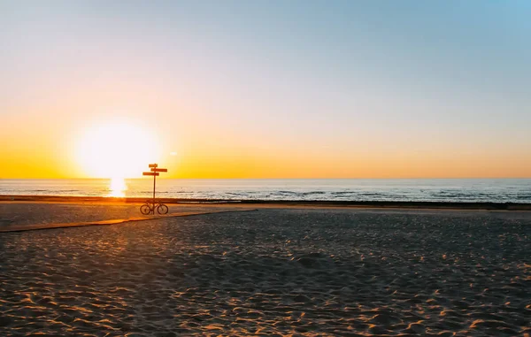 Bałtyk Zachodzie Słońca Piaszczysta Plaża Ciepłym Złotym Wieczornym Świetle — Zdjęcie stockowe