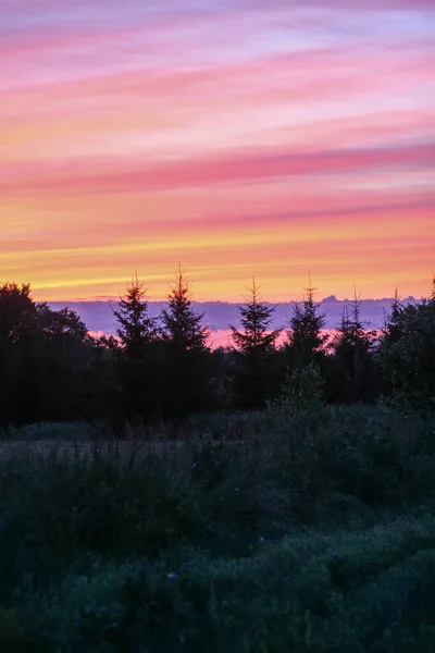 田舎の日没 夏の夜 明るい空 — ストック写真