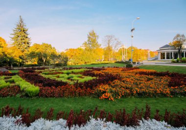 Riga şehrinin şehir parkı. Sonbahar sezonunda şehir manzarası.