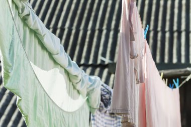 İpte asılı renkli pamuklu çamaşırlar. Arka bahçede tekstil kurutma.