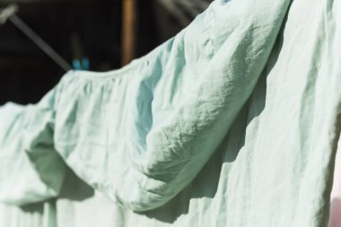 İpte asılı renkli pamuklu çamaşırlar. Arka bahçede tekstil kurutma.