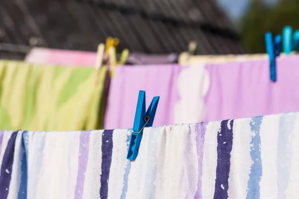 Tvättad Färgglad Bomullstvätt Hängande Repet Textiltorkning Bakgård — Stockfoto