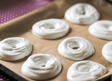 Fransız usulü kremalı tatlı. Ev yapımı tatlı yemek..