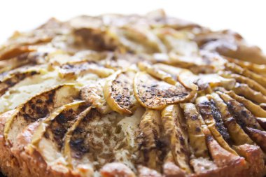 Ev yapımı elmalı turta. Tarçınlı tatlı ve taze organik elma dilimleri..