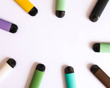 Tek kullanımlık e-sigaralar farklı renklerdedir..