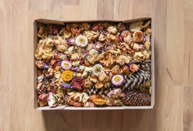 Karton kutuda kurumuş gül çiçekleri ve taç yaprakları. Çiçek dekoru.