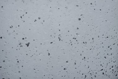 Puslu pencere camı. Islak pencere arkaplanı.