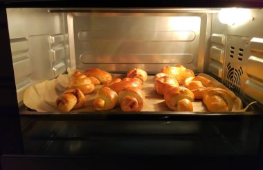 Pişirme sürecinde ev yapımı hamur işi..