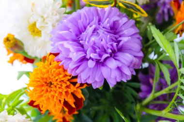 Romantik parlak çiçek kompozisyonu.