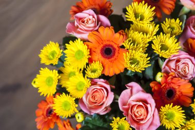 Parlak, güzel, taze çiçeklerin bileşimi.