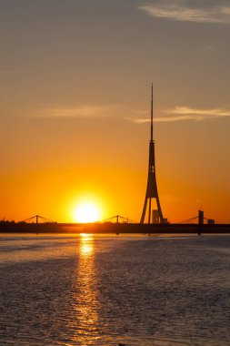 Gün batımında şehir manzarası. Riga, Letonya.