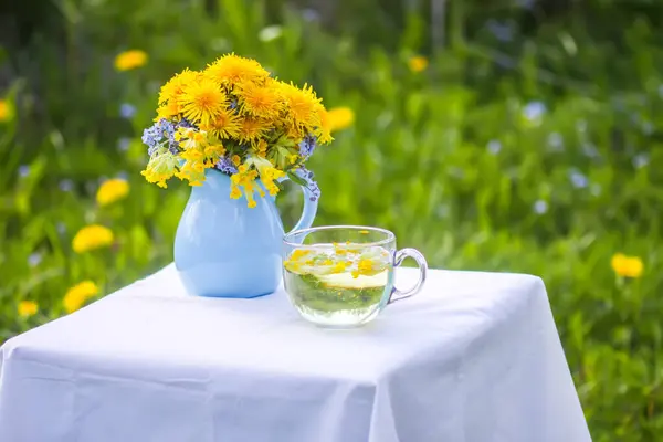 Chá Ervas Jardim Primavera Com Flores Amarelas Dente Leão Florescendo — Fotografia de Stock