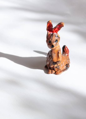 Çamurdan yapılmış komik tavşan..