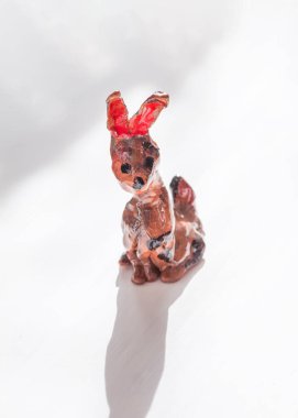 Çamurdan yapılmış komik tavşan..