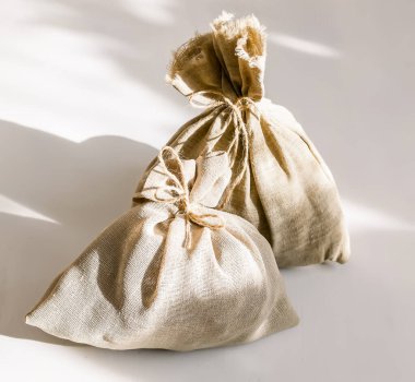 Yumuşak güneş ışığında branda çuval.