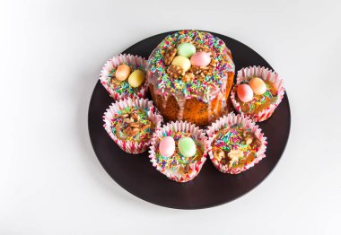 Geleneksel Paskalya yemeği ve süslemeleri.