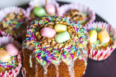 Geleneksel Paskalya yemeği ve süslemeleri.