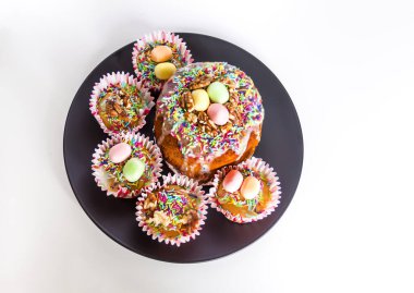 Geleneksel Paskalya yemeği ve süslemeleri.