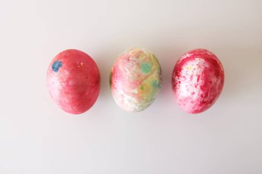 Renkli Paskalya yumurtaları. Geleneksel Paskalya yemeği ve dekorasyonu.