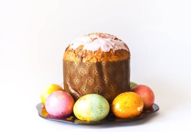 Renkli yumurta ve tatlı pasta. Geleneksel Paskalya yemeği ve dekorasyonu.