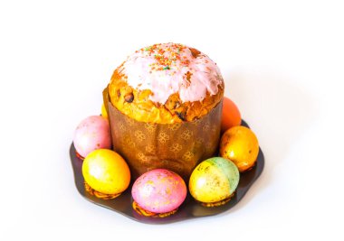 Renkli yumurta ve tatlı pasta. Geleneksel Paskalya yemeği ve dekorasyonu.