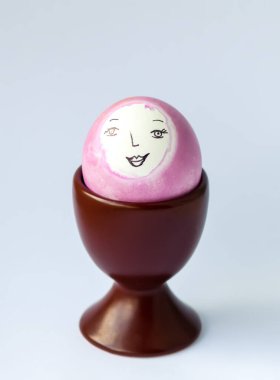 Renkli yumurta. Geleneksel Paskalya yemeği ve dekorasyonu.