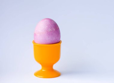 Renkli yumurta. Geleneksel Paskalya yemeği ve dekorasyonu.