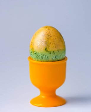 Renkli yumurta. Geleneksel Paskalya yemeği ve dekorasyonu.