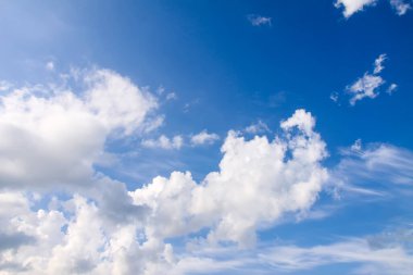 Beyaz bulutlu gökyüzü. Yaz gününde bulutlu hava.