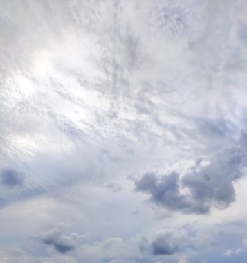 Beyaz bulutlu gökyüzü. Yaz gününde bulutlu hava.