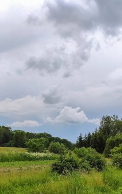 Kırsal alanlarda bulutlarla kaplı bir gökyüzü. Yaz gününde bulutlu hava.