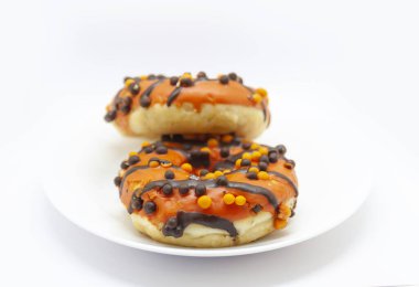 Tatlı jöleli çörekler ve çikolata, beyaz arka planda lezzetli tatlı yiyecekler..