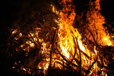 Gece açık havada şenlik ateşi.