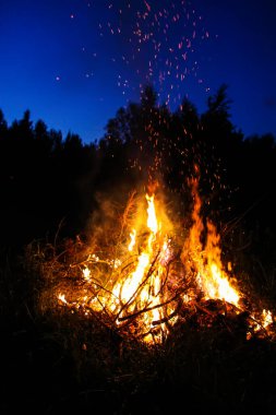 Gece açık havada şenlik ateşi.
