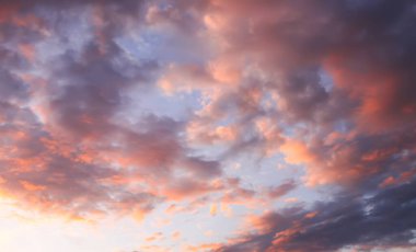 Güzel dramatik gün batımı gökyüzü bulutlu.