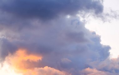 Bulutlar ile dramatik gökyüzü arka plan.