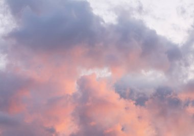 Bulutlar ile dramatik gökyüzü arka plan.