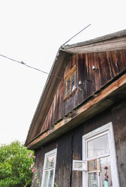 Doğu Avrupa, Letonya 'daki köy detayları. Ahşap binalar.