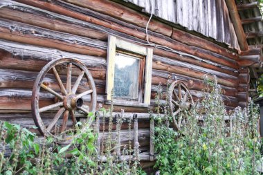 Doğu Avrupa, Letonya 'daki köy detayları. Ahşap binalar.