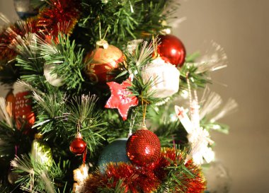 Geleneksel dekorlu yapay Noel ağacı.