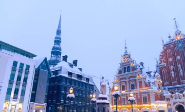 Letonya, Old Riga 'da mimarlık. Noel 'den önceki kış mevsiminde şehir.