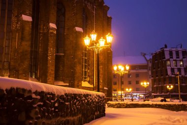 Sarı, sıcak ışıklı bir fener. Sokak lambaları, Eski Riga, Letonya 'da aydınlanma.