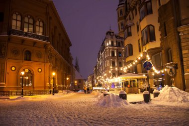 Sarı, sıcak ışıklı bir fener. Sokak lambaları, Eski Riga, Letonya 'da aydınlanma.