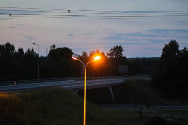 Gece gökyüzüne karşı bir sıra sokak lambası.