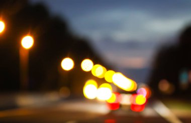 Bulanık renkli Bokeh trafik ışıkları. Gece sahnesi.