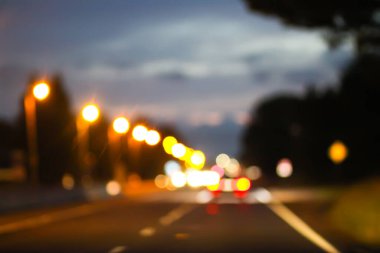 Bulanık renkli Bokeh trafik ışıkları. Gece sahnesi.
