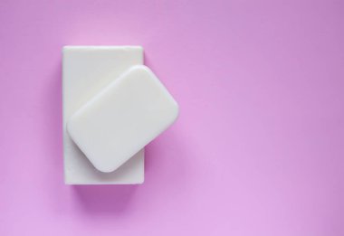 Pembe arka planda doğal el yapımı organik sabun..